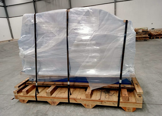 Tarima de patines de madera con marcado IPPC y máquina embalada